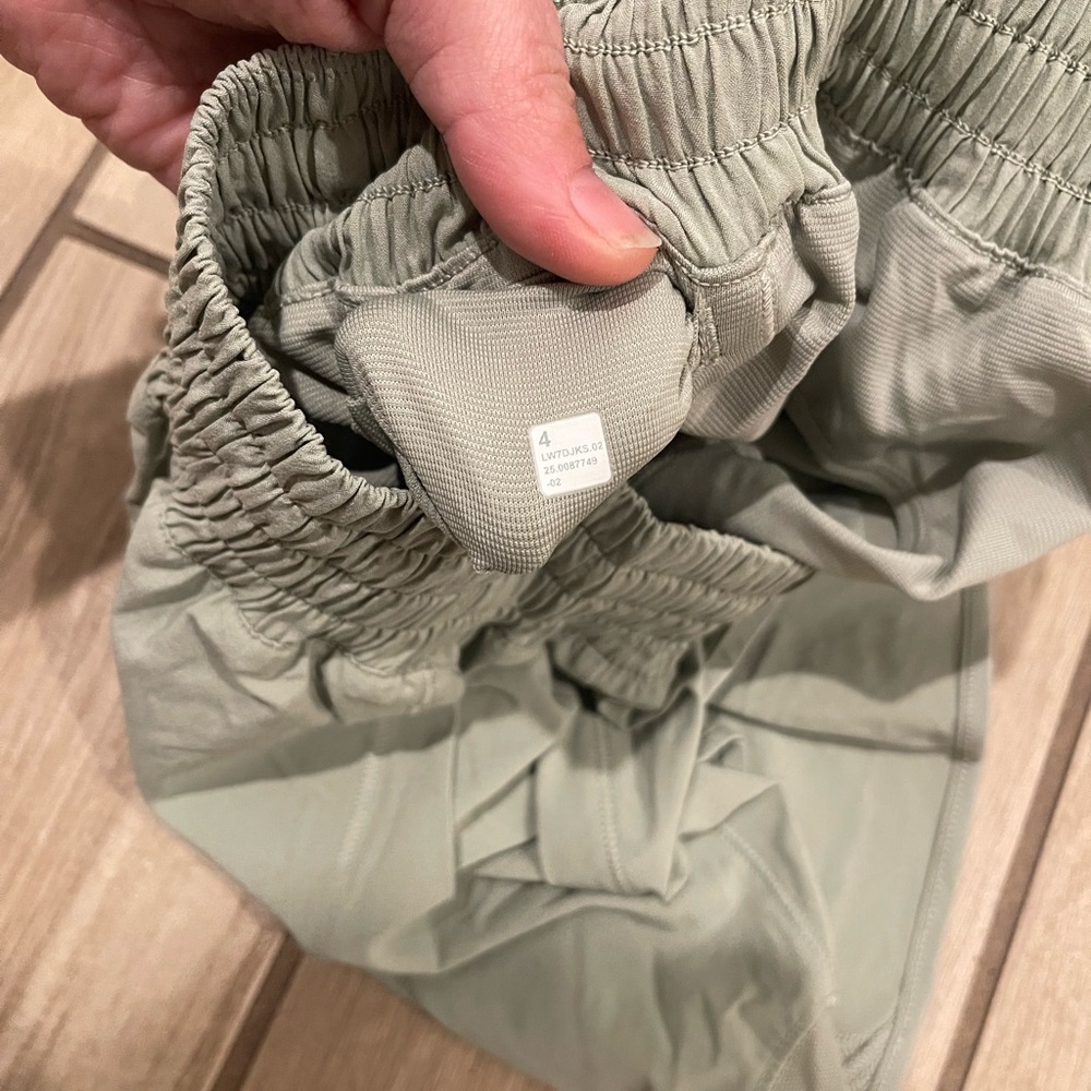 NWT Lululemon Hotty Hot HR Lined Shorts 4” Fog Green Sz 4 - Picture 7 of 9